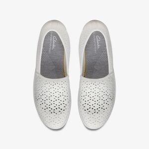 CLARKS Cloudsteppers Breeze Emily in White Size 9